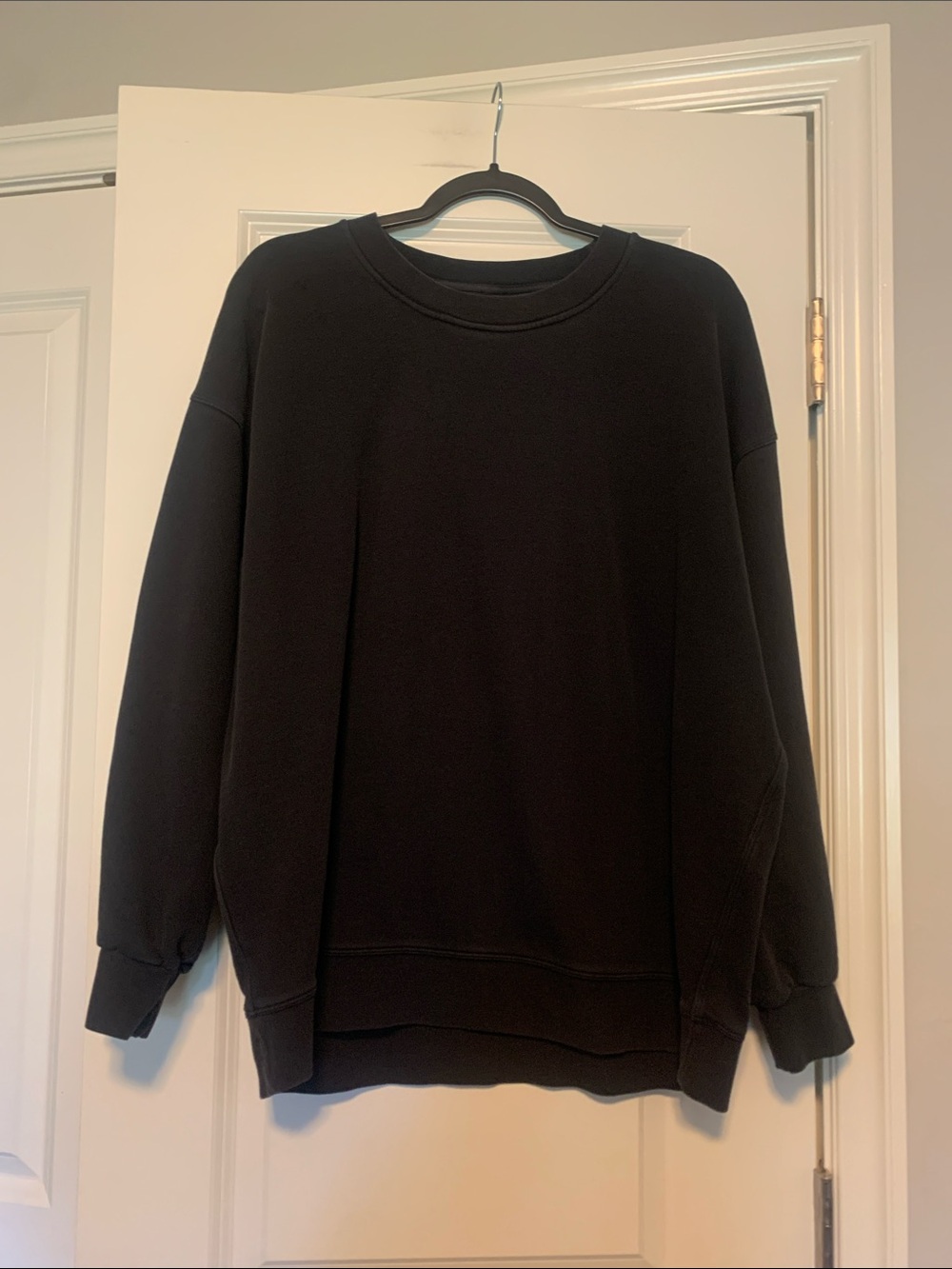 Lululemon Perfectly Oversized Crew, est 8-10
PTP 27in, 1 Flaw pictured, GUC